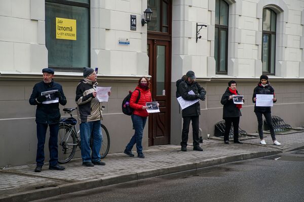 У посольства Эстонии в Риге прошел пикет в поддержку юриста-правозащитника Сергея Середенко. У посольства Эстонии в Риге прошел пикет в поддержку юриста-правозащитника Сергея Середенко. - Sputnik Латвия