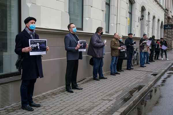 Пикет в поддержку юриста-правозащитника Сергея Середенко у посольства Эстонии в Риге. Пикет в поддержку юриста-правозащитника Сергея Середенко у посольства Эстонии в Риге. - Sputnik Латвия