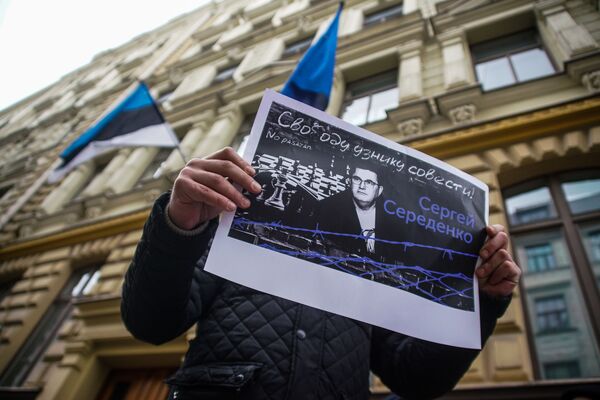 На пикет к посольству Эстонии в Риге активисты принесли плакаты с требованием Свободу узнику совести! Сергею Середенко. На пикет к посольству Эстонии в Риге активисты принесли плакаты с требованием Свободу узнику совести! Сергею Середенко. - Sputnik Латвия