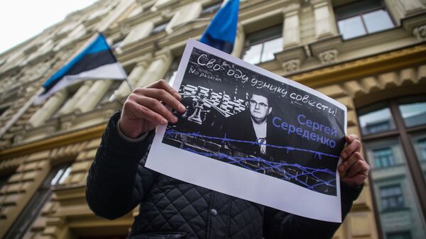 На пикет к посольству Эстонии в Риге активисты принесли плакаты с требованием Свободу узнику совести! Сергею Середенко  - Sputnik Латвия