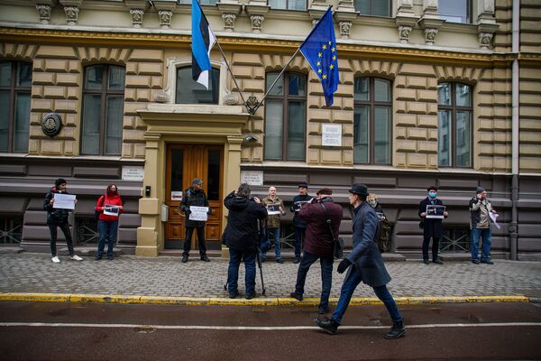 Пикет в поддержку юриста-правозащитника Сергея Середенко в посольства Эстонии в Риге. Пикет в поддержку юриста-правозащитника Сергея Середенко в посольства Эстонии в Риге. - Sputnik Латвия