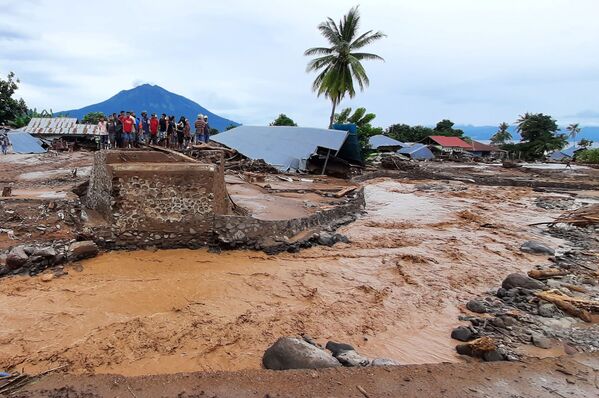 Tropiskajā ciklonā sagrautas mājas Austrumnusas-Tengaras provincē Indonēzijā - Sputnik Latvija