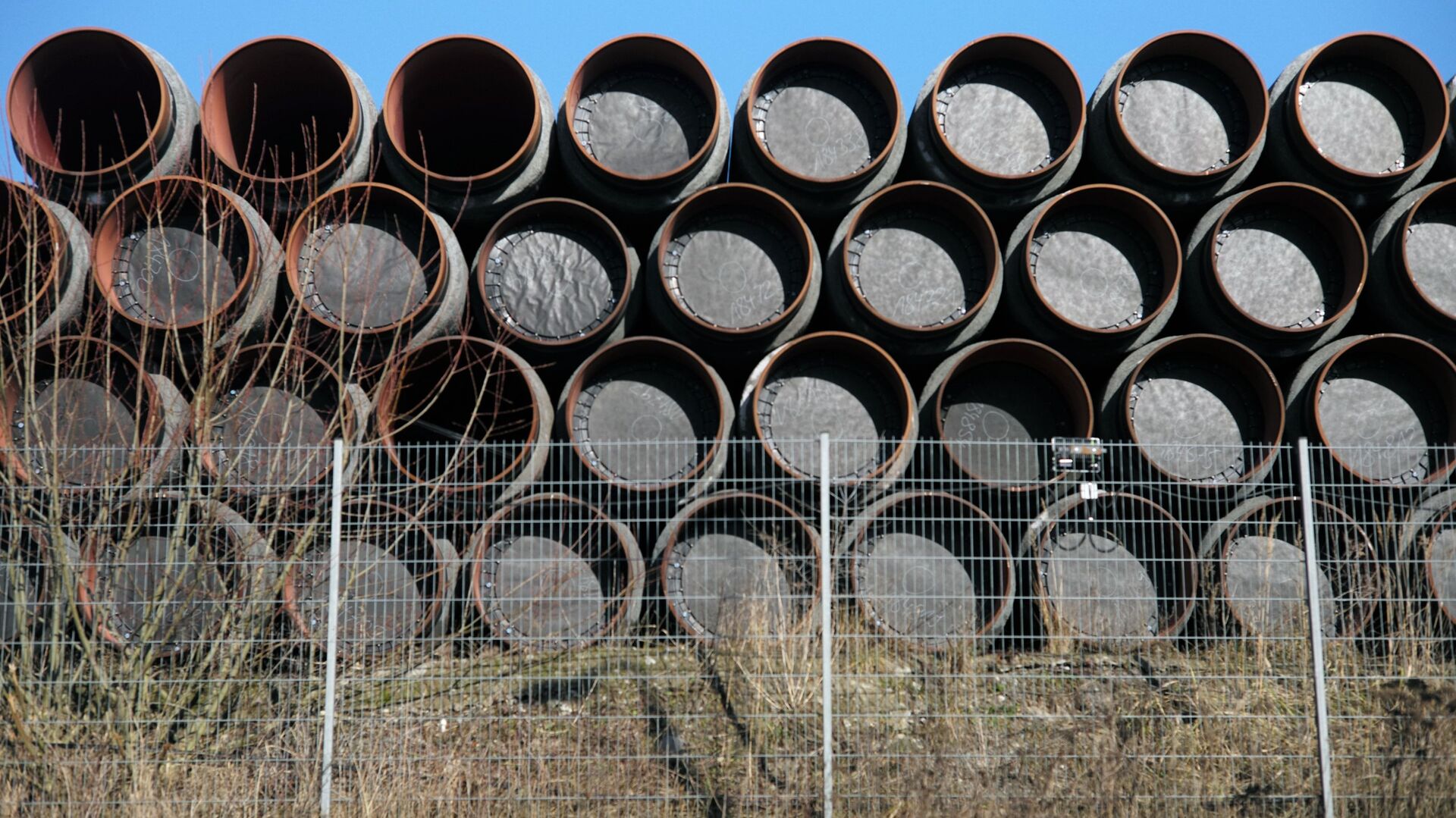 Склад труб для строительства газопровода Северный поток - 2 в порту города Засниц в Германии - Sputnik Latvija, 1920, 11.03.2022