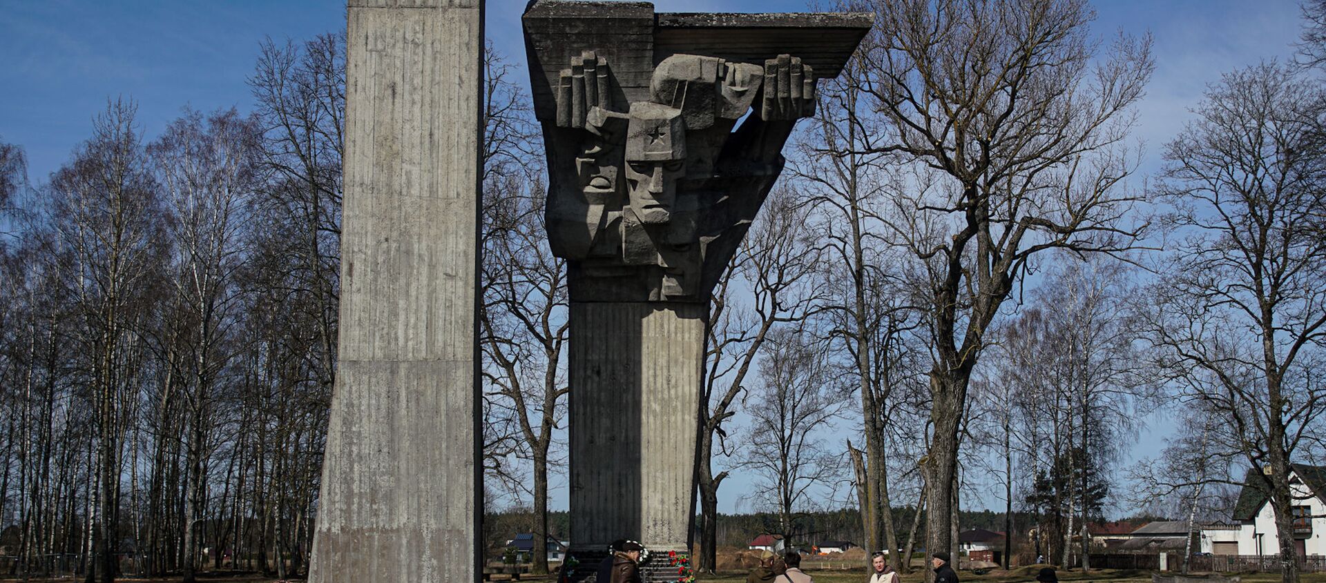 Международный день освобождения узников нацистских концлагерей: возложение цветов у Саласпилсского мемориала   - Sputnik Латвия, 1920, 11.04.2021