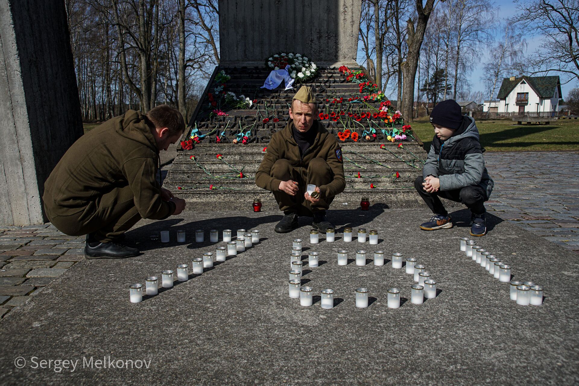 Международный день освобождения узников нацистских концлагерей: возложение цветов у Саласпилсского мемориала - Sputnik Латвия, 1920, 01.06.2021