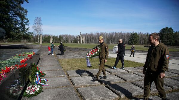 Международный день освобождения узников нацистских концлагерей: возложение цветов у Саласпилсского мемориала - Sputnik Латвия