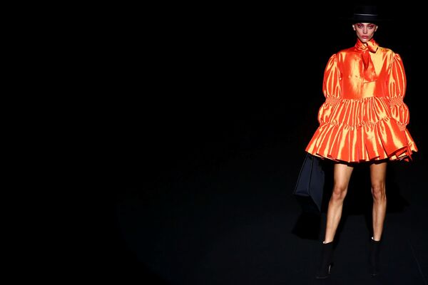 Модель в наряде от Fernando Claro на Mercedes Benz Fashion Week в Мадриде. - Sputnik Латвия