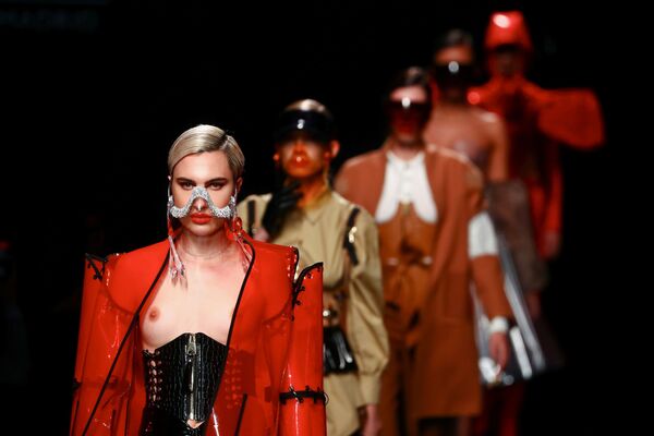 Модели в нарядах от Maya Hansen на Mercedes Benz Fashion Week в Мадриде. Модели в нарядах от Maya Hansen на Mercedes Benz Fashion Week в Мадриде. - Sputnik Латвия