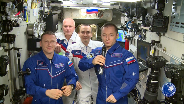 Легендарная дата: космонавты поздравили землян с юбилеем первого полета человека в космос - Sputnik Латвия