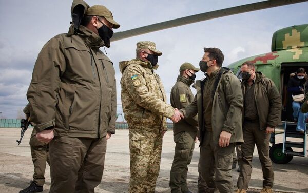 Ukrainas prezidents Vladimirs Zeļenskis vizītes laikā Donbasā - Sputnik Latvija