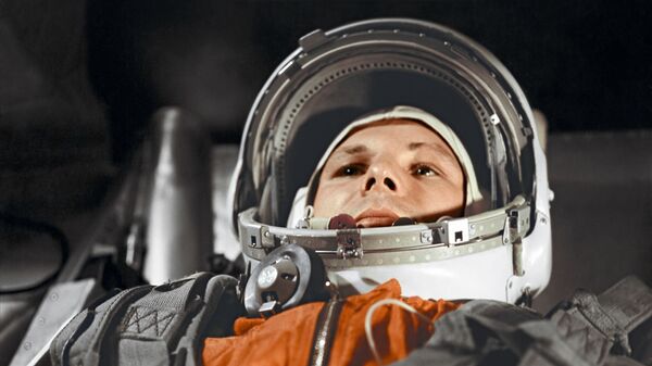 Космонавт Юрий Гагарин в кабине космического корабля Восток-1 перед стартом. Космодром Байконур, 12 апреля 1961 года. - Sputnik Латвия