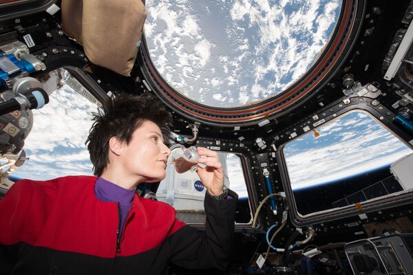 Итальянский астронавт Саманта Кристофоретти пьет кофе на МКС из специальной чашки для невесомости. - Sputnik Латвия