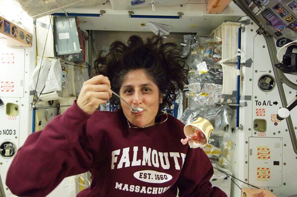 Американский астронавт Сунита Уильямс ест мороженое на борту МКС. - Sputnik Латвия