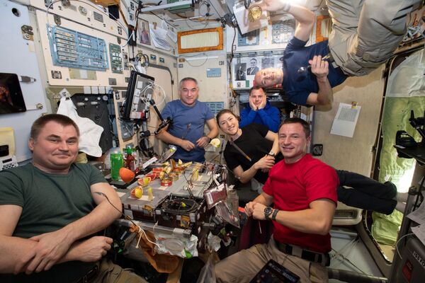 Члены шестидесятой долговременной экспедиции на МКС во время обеда. - Sputnik Латвия