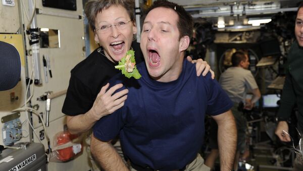 Французский астронавт Тома Песке и астронавт НАСА Пегги Уитсон на борту МКС - Sputnik Latvija