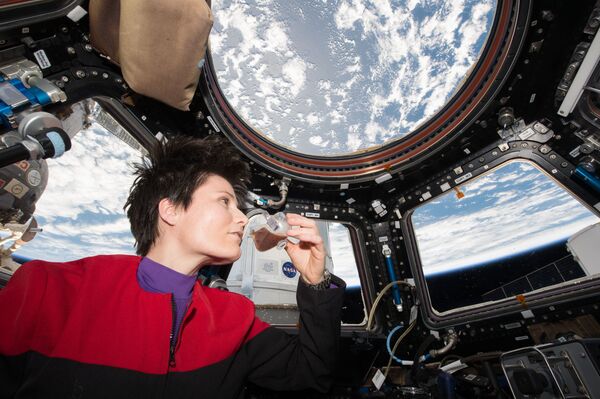 Itālijas astronaute Samanta Kristoforeti dzer kafiju no speciālas kafijas tases Itālijas astronaute Samanta Kristoforeti dzer kafiju no speciālas kafijas tases - Sputnik Latvija