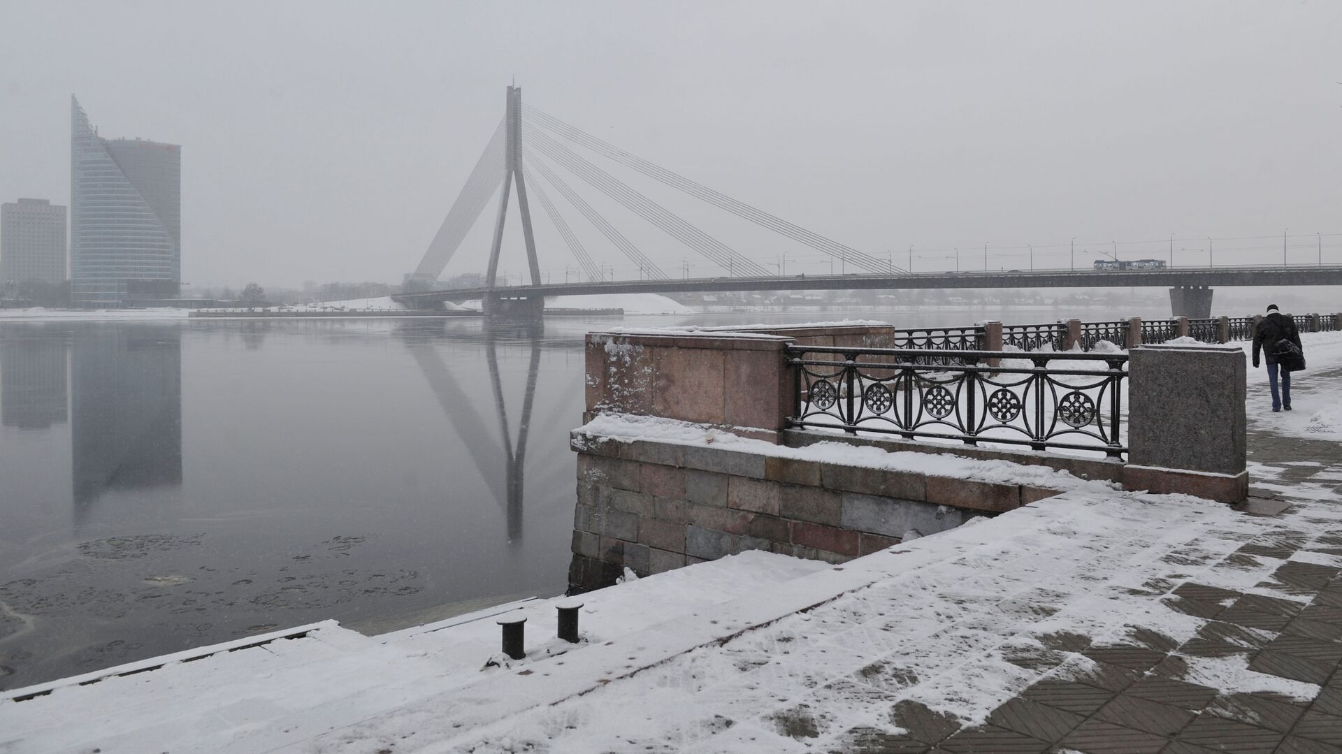 Вид с набережной 11 ноября на Вантовый мост, реку Даугава и центральное здание банка Сведбанк - Sputnik Латвия, 1920, 15.12.2021