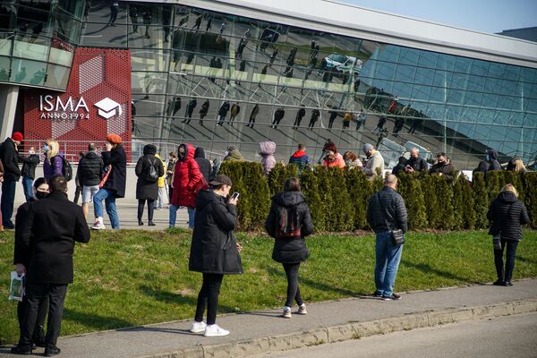К открытию в ней стояли уже около 500 человек. К открытию в ней стояли уже около 500 человек. - Sputnik Латвия