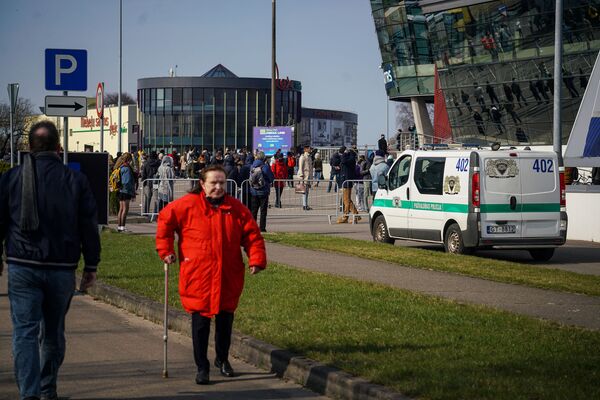 Примерно в 15:20 очередь в Atta Centre закрыли - тем, кто успел в нее встать, прививку сделали, остальных попросили прийти в другой день. Примерно в 15:20 очередь в Atta Centre закрыли - тем, кто успел в нее встать, прививку сделали, остальных попросили прийти в другой день. - Sputnik Латвия