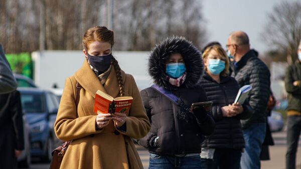 Люди стоят в очереди на прививку от COVID-19 в Риге - Sputnik Латвия