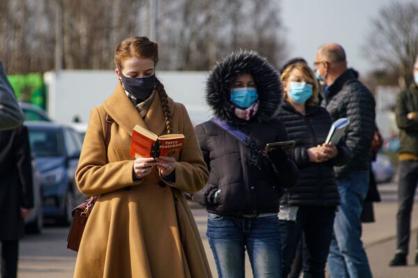 Люди стоят в очереди на прививку от COVID-19 в Риге. Люди стоят в очереди на прививку от COVID-19 в Риге. - Sputnik Латвия