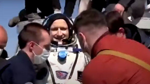 Возвращение на Землю: Союз МС-17 с экипажем МКС совершил успешную посадку - Sputnik Latvija