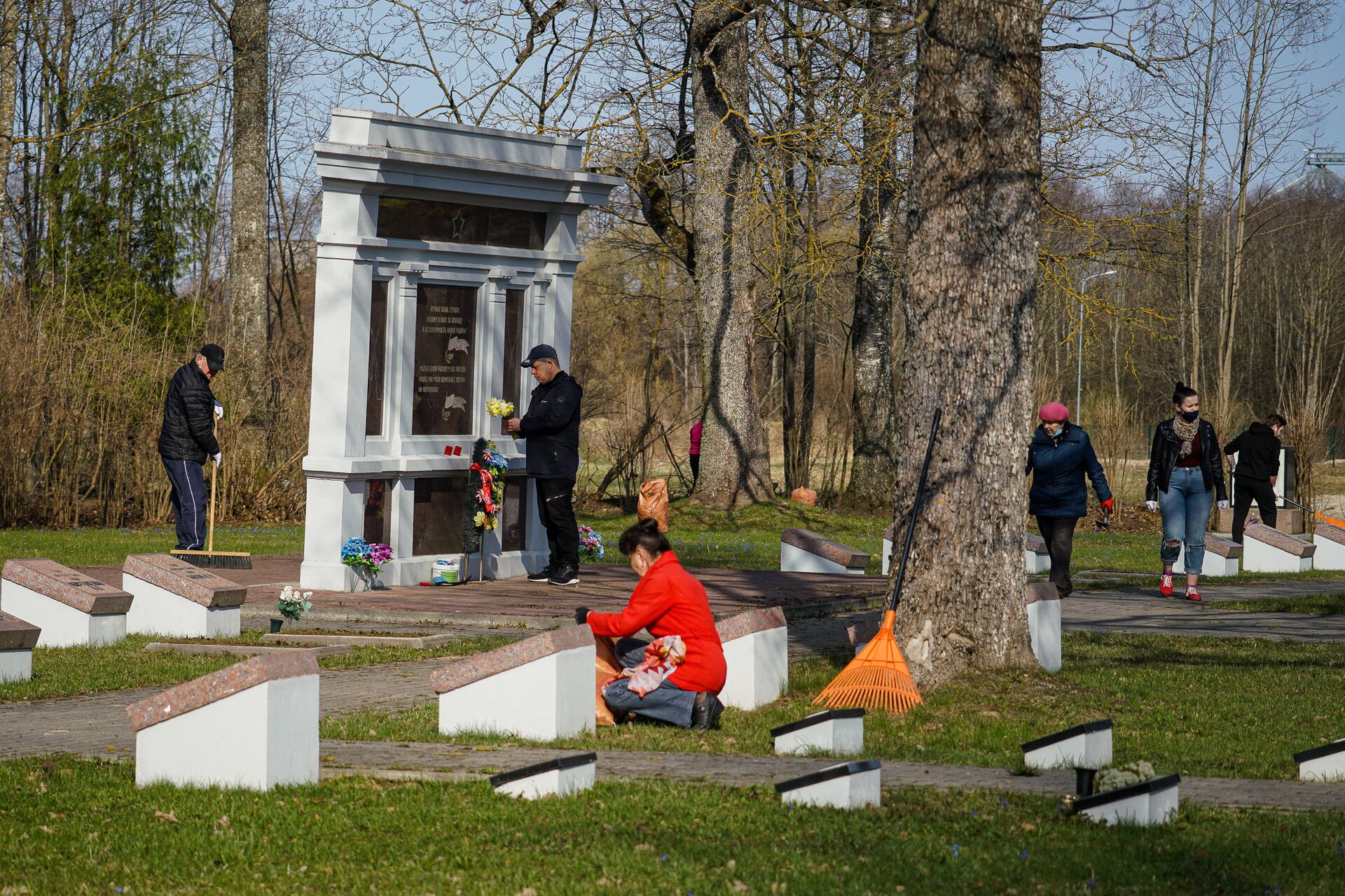 Субботник на воинском захоронении бойцов Красной армии в Елгаве на улице Грауду Субботник на воинском захоронении бойцов Красной армии в Елгаве на улице Грауду - Sputnik Латвия, 1920, 01.06.2021