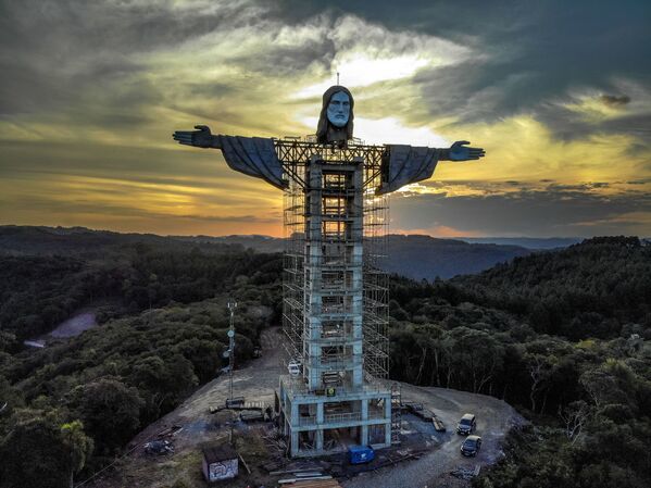 Jaunā 43 metrus augsta Kristus statuja izmēru ziņā kļūs par trešo pasaulē. - Sputnik Latvija