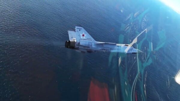 Пуски ракет истребителями МиГ-31 над Тихим океаном - Sputnik Latvija