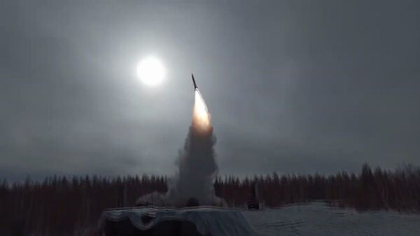 Боевые стрельбы ЗРС С-400 на полигоне Телемба в Бурятии - Sputnik Latvija
