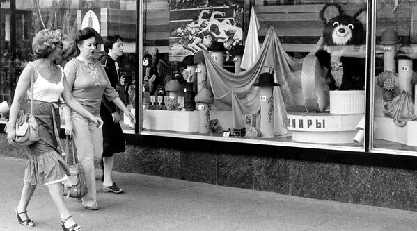 1980. gadā Olimpiskās spēles notika Maskavā. Oficiālais simbols – Brūnais lācis, kas visā pasaulē asociējas ar Krieviju. Lācis valkāja platu jostu olimpiskajās krāsās ar sprādzi piecu gredzenu veidā 1980. gadā Olimpiskās spēles notika Maskavā. Oficiālais simbols – Brūnais lācis, kas visā pasaulē asociējas ar Krieviju. Lācis valkāja platu jostu olimpiskajās krāsās ar sprādzi piecu gredzenu veidā - Sputnik Latvija