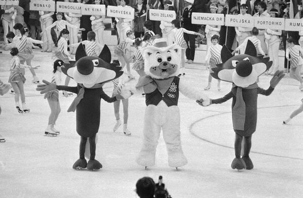 1984. gada ziemas spēles Dienvidslāvijā. Talismans – vilcēns Vučko. Tam vajadzēja simbolizēt cilvēka un dzīvnieka draudzīgās attiecības 1984. gada ziemas spēles Dienvidslāvijā. Talismans – vilcēns Vučko. Tam vajadzēja simbolizēt cilvēka un dzīvnieka draudzīgās attiecības - Sputnik Latvija