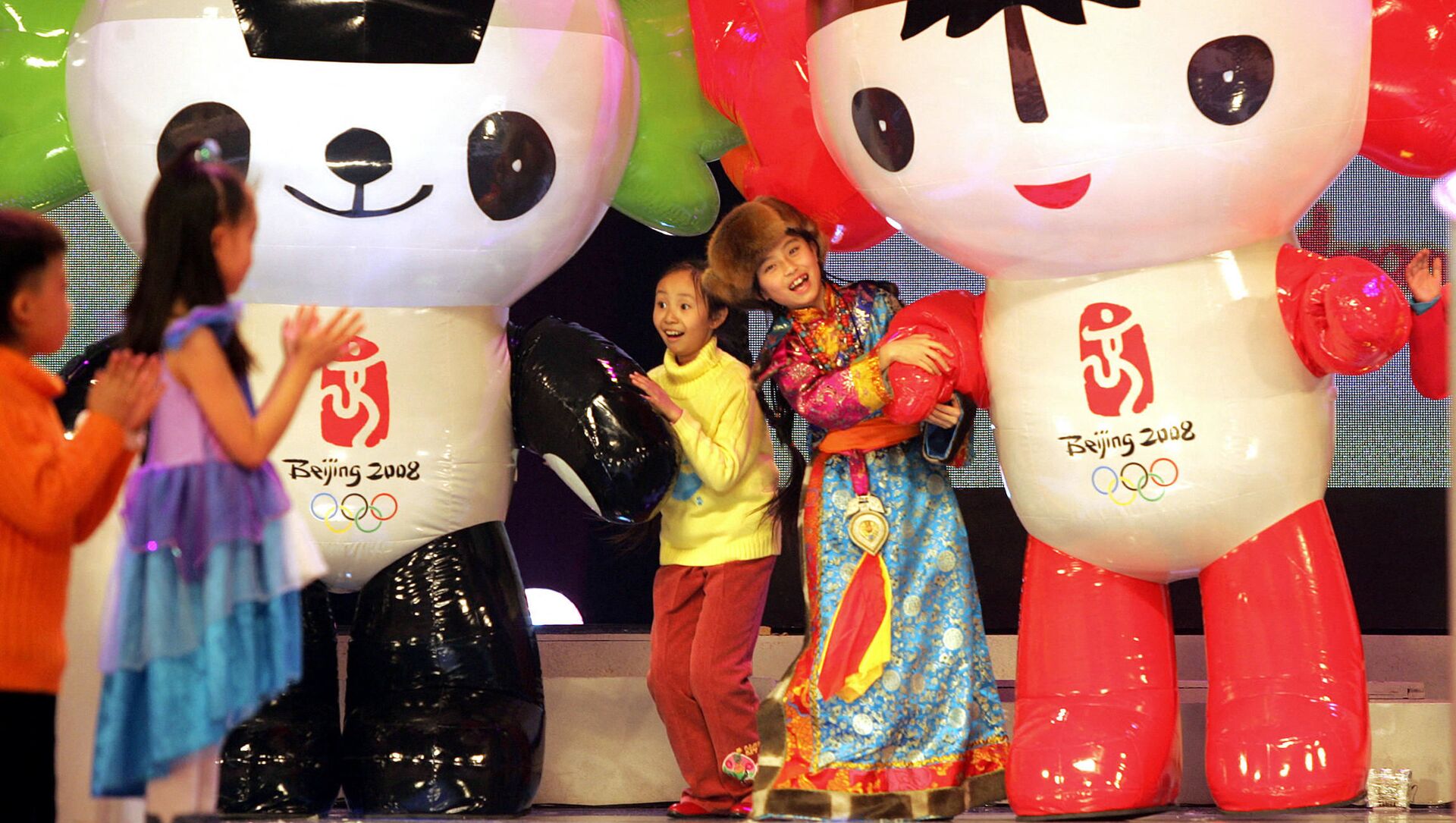 Дети танцуют с талисманами Олимпийских игр 2008 года в Пекине  - Sputnik Латвия, 1920, 22.04.2021