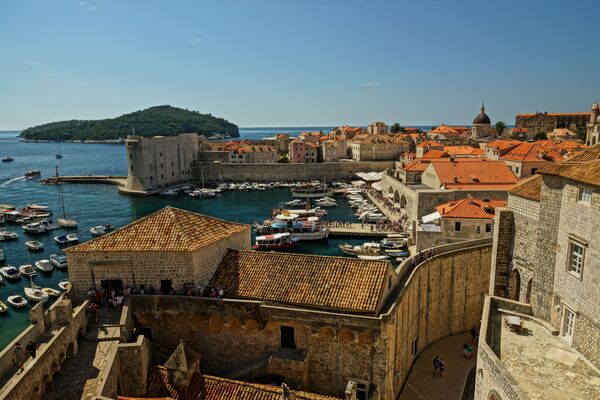 Dubrovnikas vecpilsēta ir pils ar masīvu cietokšņa sienu, kas atduras jūrā. Tai bija lemts tapt par Karaļu Ostu, Vesterosas galvaspilsētu. Tālienē – gleznainā Lokrumas sala, kuras dārzos uzņema Kvartu – oāzi, kurā Deinerisa pastaigājās ar Ksaro - Sputnik Latvija