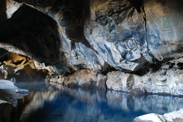 Grotagjas ala Islandē – Džona un Igritas romantisko randiņu vieta – atrodas Islandes ziemeļaustrumos. Ūdens temperatūra baseinā dažkārt sasniedz pat +50 grādus - Sputnik Latvija