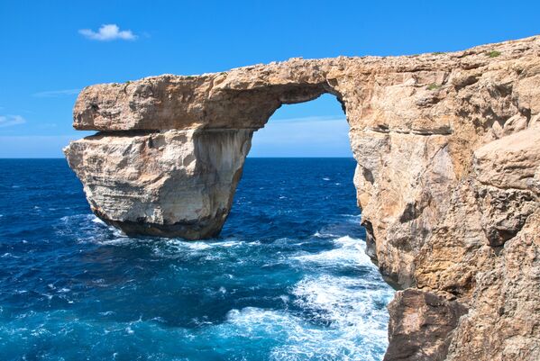 Klinšu arka Goco salā ir Maltas simbols. Troņu spēles radītāji to izraudzīja Denerisas Targarienes un kāla Drogo skaistajām kāzām - Sputnik Latvija