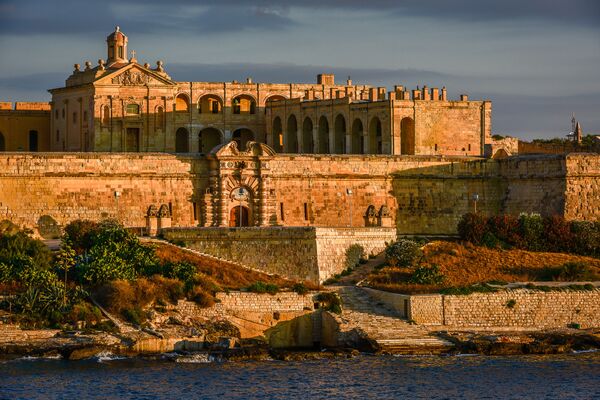 Maltas bruņinieku cietoksnis – Manoela forts sargā ieeju Marsamksetas ostā uz rietumiem no Valletas. Vesterosas pasaulē forts kļuva par Beiloras Lielo septu – Karaļu Ostas galveno templi  - Sputnik Latvija