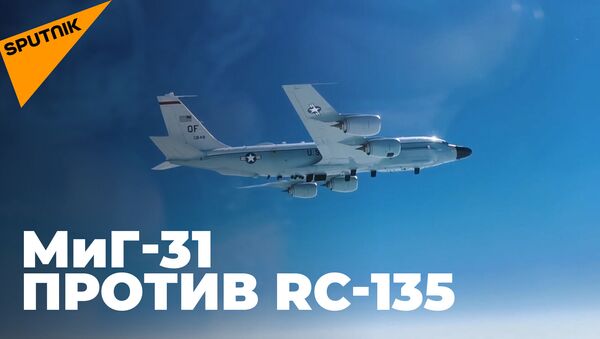 Krievijas iznīcinātājs MiG-31 pavadīja ASV Gaisa spēku lidmašīnu - Sputnik Latvija
