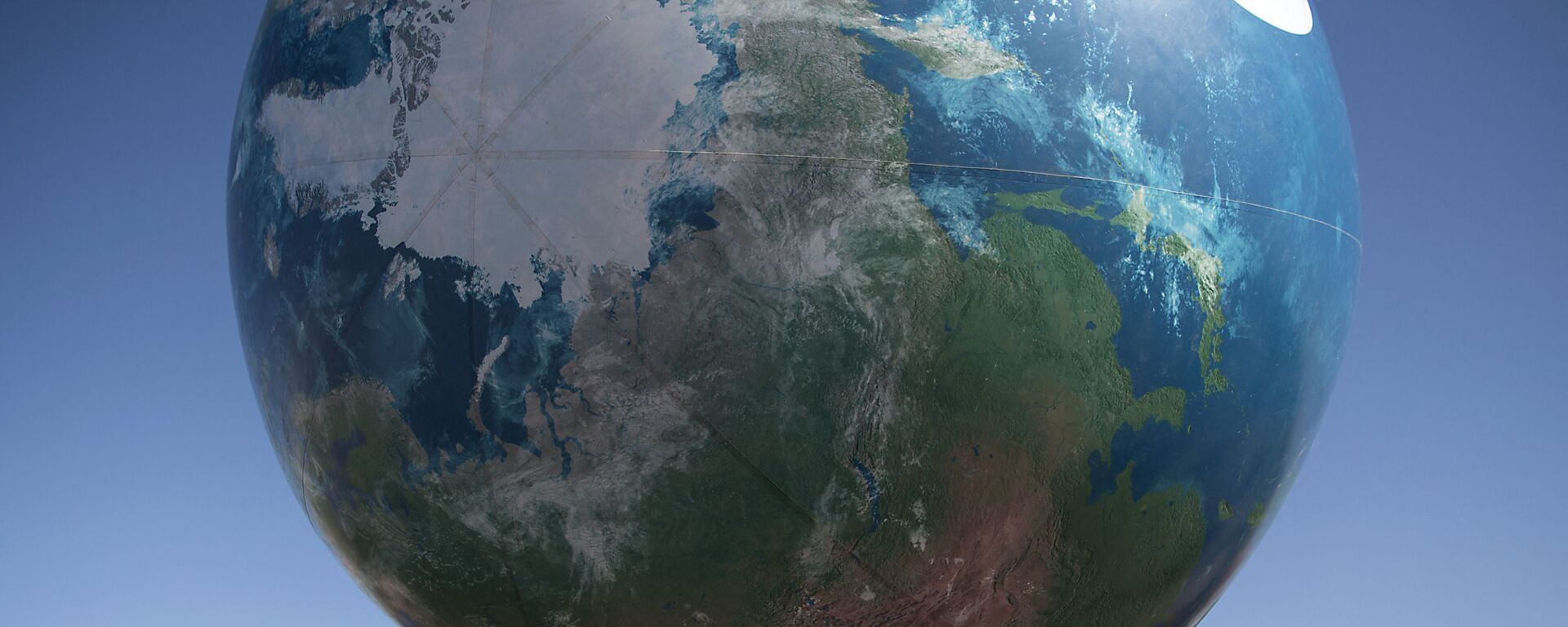 Члены всемирной конференции ООН по вопросам изменения климата с макетом Земли - Sputnik Латвия, 1920, 11.08.2023