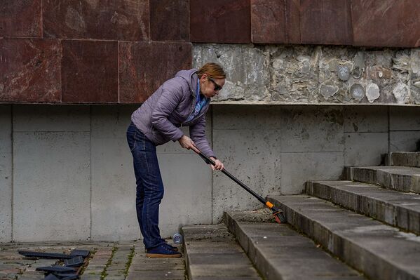 Субботник у памятника Освободителям Риги - Sputnik Латвия
