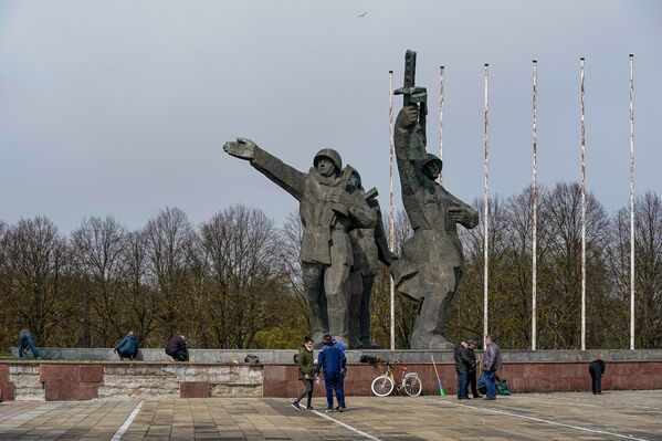 Lielā talka pie pieminekļa Rīgas Atbrīvotājiem Lielā talka pie pieminekļa Rīgas Atbrīvotājiem - Sputnik Latvija