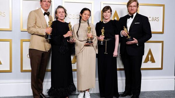 Картина Хлои Чжао Земля кочевников завоевала Оскар в категории Лучший фильм года - Sputnik Латвия
