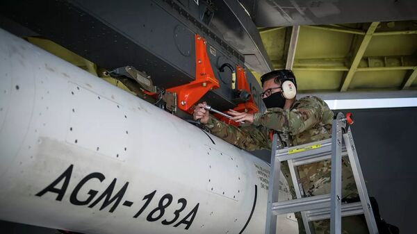 Испытания гиперзвуковой крылатой ракеты AGM-183A Air-Launched Rapid Response Weapon (ARRW) - Sputnik Latvija