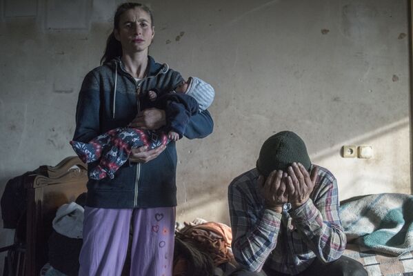 Kategorijā Galvenās ziņas uzvarējis RIA Novosti fotokorespondents Valērijs Meļņikovs. Fotogrāfijā – Azats Gevorkjans un viņa sieva Anaika pirms pamest savas mājas Lačinā, Kalnu Karabaha rajonā, kas pārgāja Azerbaidžānas kontrolē bruņotajā konfliktā 2020. gadā Kategorijā Galvenās ziņas uzvarējis RIA Novosti fotokorespondents Valērijs Meļņikovs. Fotogrāfijā – Azats Gevorkjans un viņa sieva Anaika pirms pamest savas mājas Lačinā, Kalnu Karabaha rajonā, kas pārgāja Azerbaidžānas kontrolē bruņotajā konfliktā 2020. gadā - Sputnik Latvija