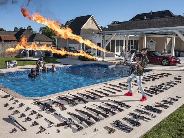 Foto sērija The Ameriguns, ko radījis itāļu meistars Gabriele Galimberti ieguva 1. vietu kategorijā Portrets – bijušais jūras kājnieks demonstrē šaujamieročus savas mājas pagalmā Luiziānā Foto sērija The Ameriguns, ko radījis itāļu meistars Gabriele Galimberti ieguva 1. vietu kategorijā Portrets – bijušais jūras kājnieks demonstrē šaujamieročus savas mājas pagalmā Luiziānā - Sputnik Latvija