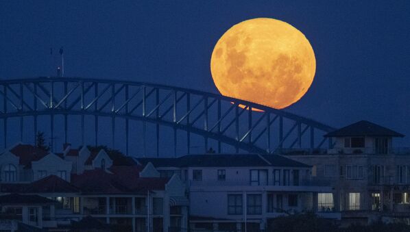 Mēness virs Hārborbridža tilta Sidnejā, Austrālijā Mēness virs Hārborbridža tilta Sidnejā, Austrālijā - Sputnik Latvija