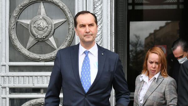 Посол Латвии в РФ Марис Риекстиньш покидает здание МИД РФ - Sputnik Латвия