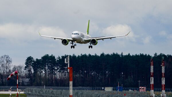 Самолет латвийской авиакомпании airBaltic заходит на посадку в аэропорт Рига - Sputnik Латвия