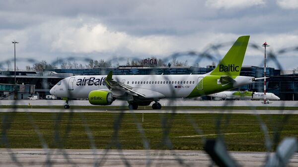 Самолет латвийской авиакомпании airBaltic заходит на посадку в аэропорт Рига - Sputnik Латвия