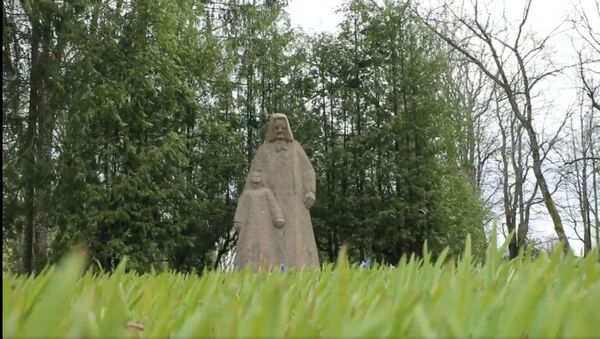 Генеральное консульство России в Лиепае провело субботник на Братском воинском захоронении на кладбище Аннас в г.Кулдига - Sputnik Латвия